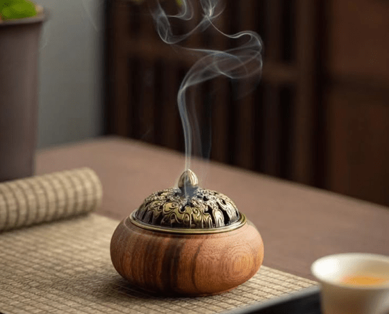 Đốt bồ kết, xông trầm để đuổi vía xấu